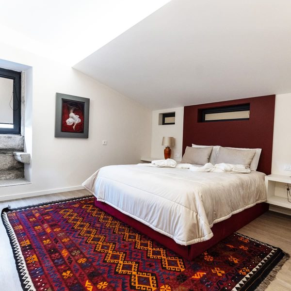 Suite António Macedo com cama e decoração artística