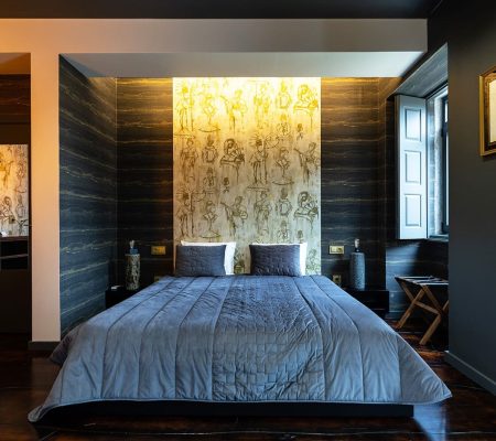 Cama principal da Suite Kintsukuroi com parede decorativa