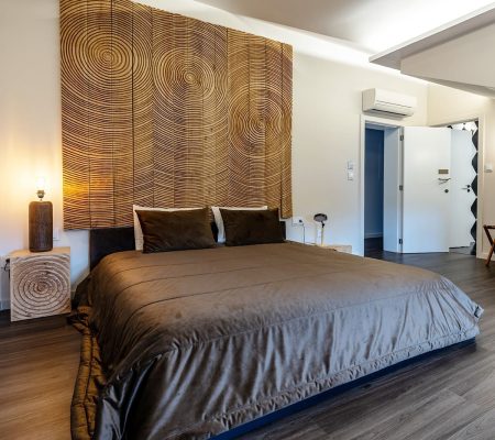 Suite Paulo Neves com cama e cabeceira em madeira