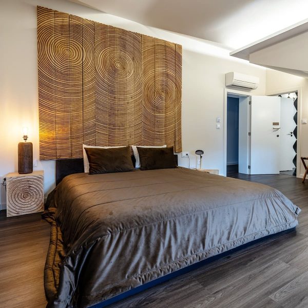 Suite Paulo Neves avec lit et tête de lit en bois