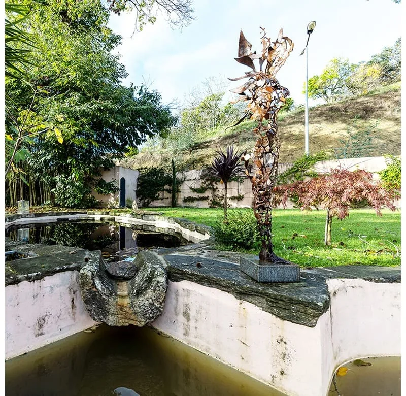 Lago exterior e jardim tranquilo no Zen & Art