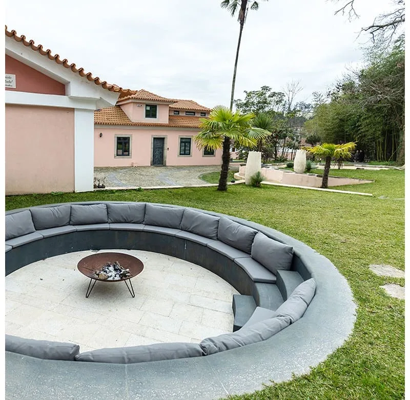 Lareira exterior integrada no jardim do Zen & Art