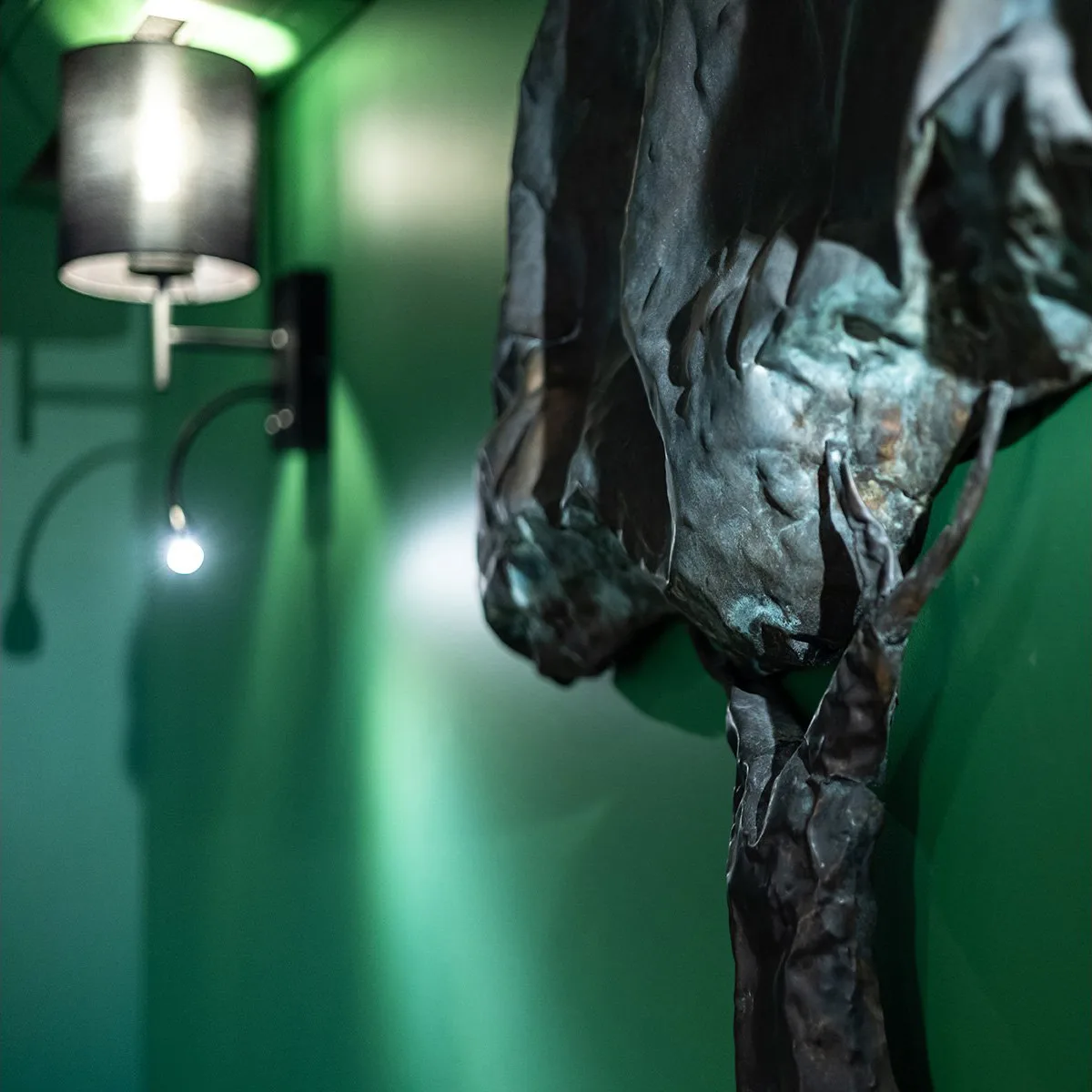 escultura em parede verde