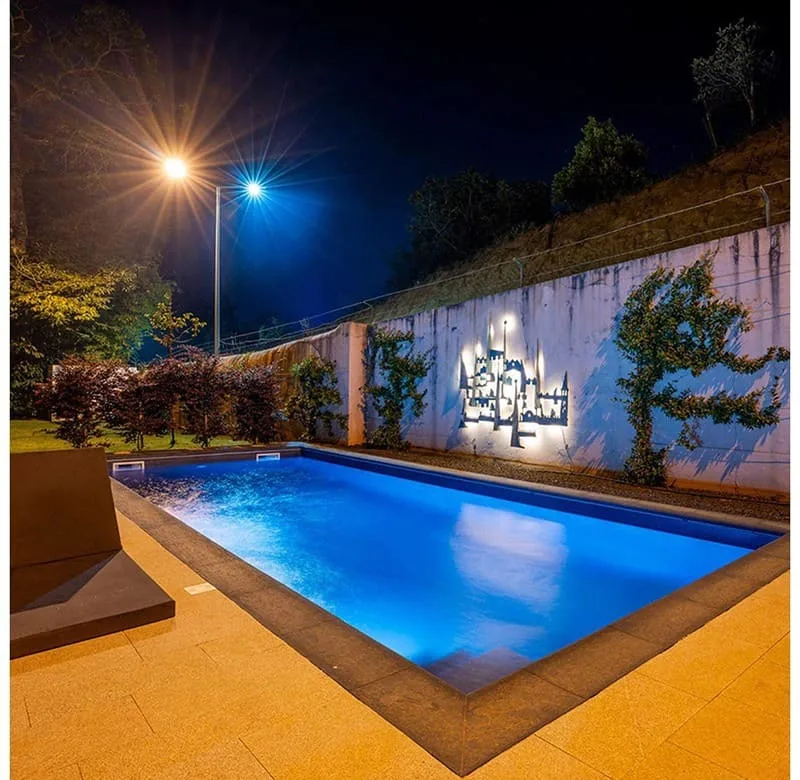 Piscina exterior iluminada à noite no Zen & Art
