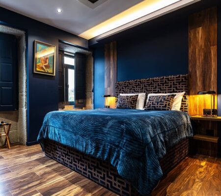 Chambre bleue avec lit double et décoration élégante