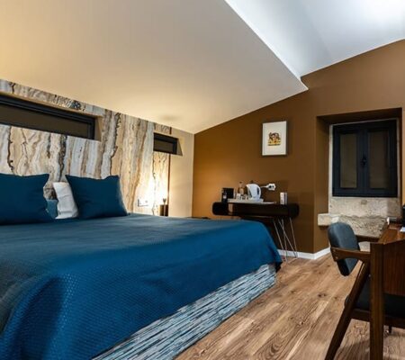 Suite Alice Vieira avec lit et décoration confortables