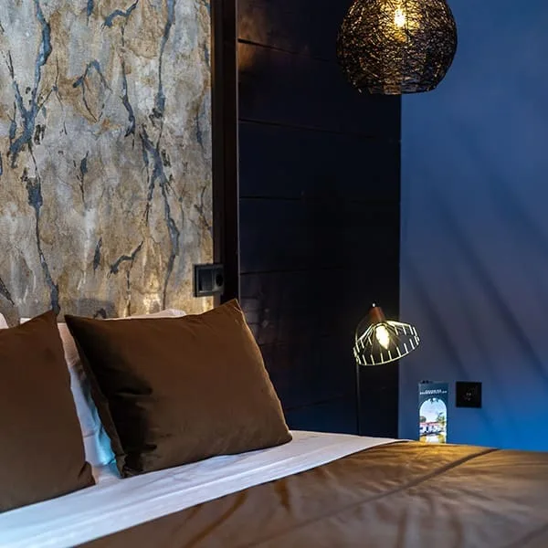 Canto da cama com iluminação no Quarto Arnaldo Azevedo