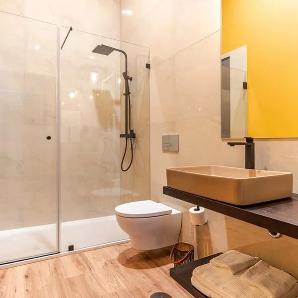 Casa de banho do Quarto Arnaldo Azevedo com duche amplo