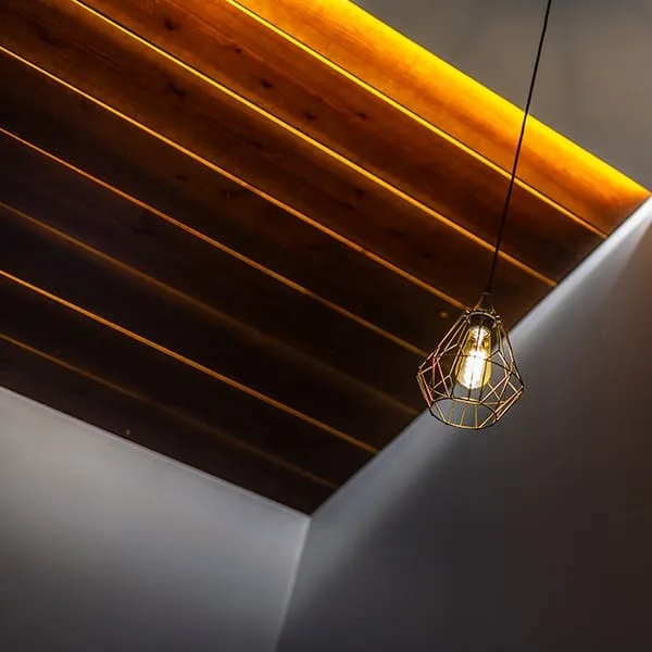 Detalhe da iluminação no teto do Quarto Arnaldo Azevedo