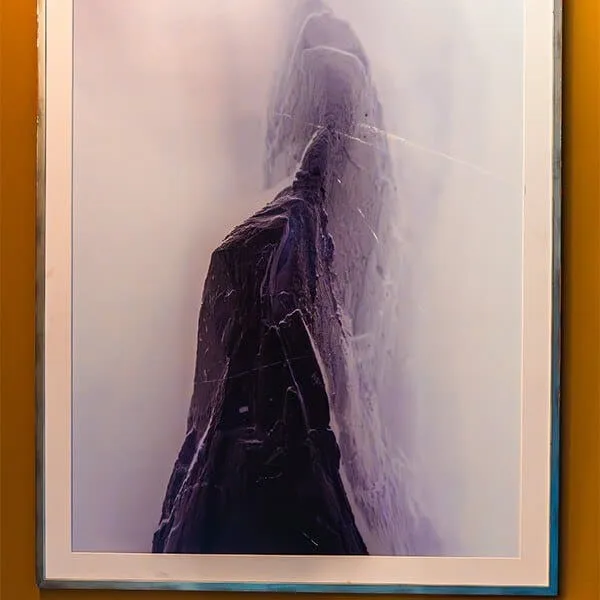 Obra de arte emoldurada no Quarto Arnaldo Azevedo