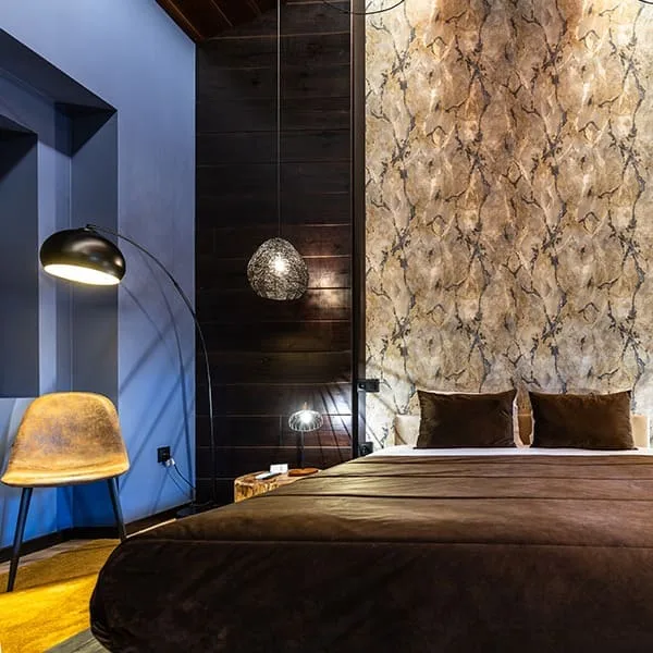 Parede de destaque junto à cama no Quarto Arnaldo Azevedo