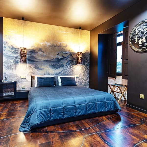 Yugen 1 Suite Yugen avec peinture murale au-dessus du lit