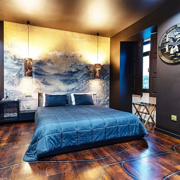 Yugen 1 Quarto Yugen com mural artístico sobre a cama