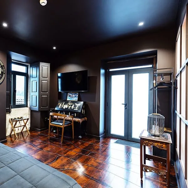 Zona de estar do Quarto Yugen com decoração elegante