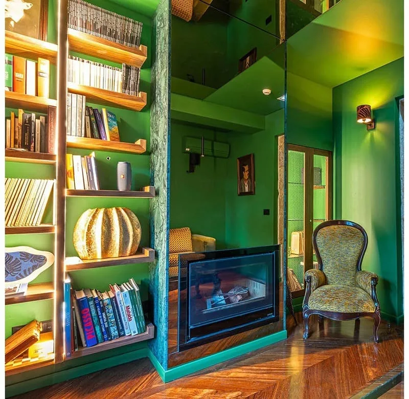Sala de leitura com decoração artística no Zen & Art